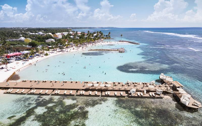 Les images 3D du projet de bar à cocktails pour la plage du Bourg en Guadeloupe