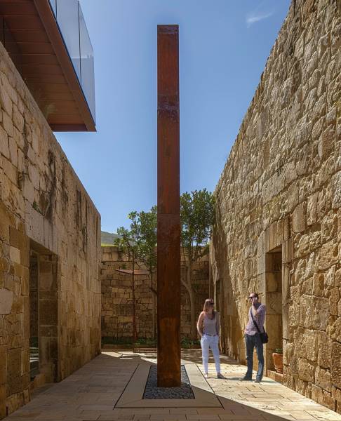 Dialogue entre époques : fusion harmonieuse d’architecture classique et acier Corten