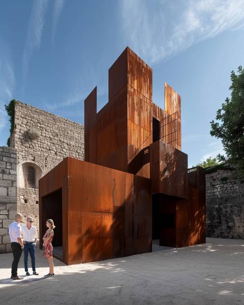 Dialogue entre époques : fusion harmonieuse d’architecture classique et acier Corten