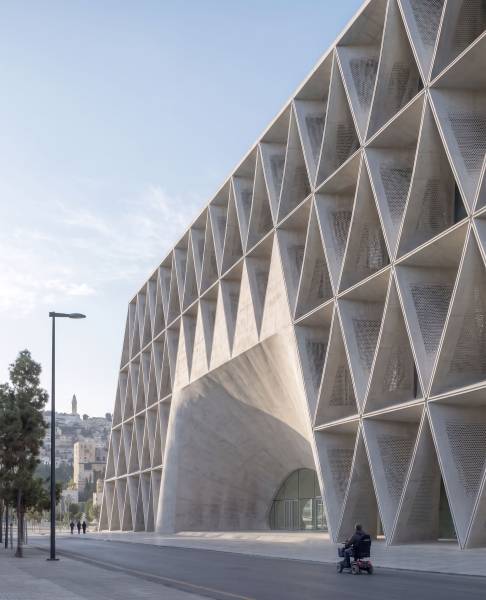 Façade paramétrique de béton lumineux sculptée par la géométrie, icône nocturne d’architecture contemporaine dans le paysage urbain