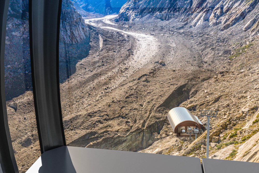 Projet de la mer de glace extension et réhabilitation de la gare du Montenvers Cahamonix, Mont Blanc, vue drone d'intégration et modélisation du projet dans le site